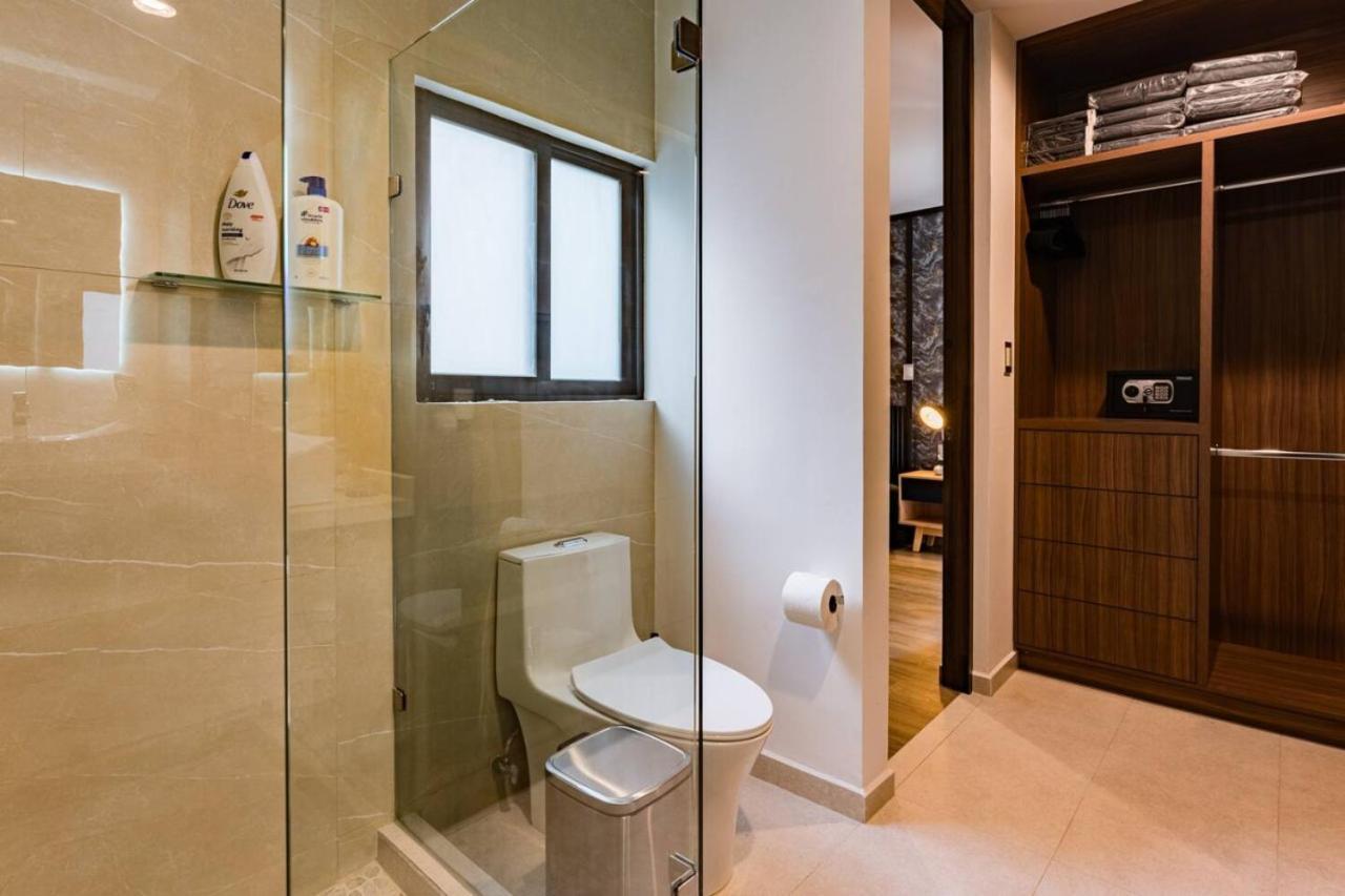Urban Elegance With Balcony Views Appartamento *