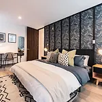 Urban Elegance Apartment With Balcony Views