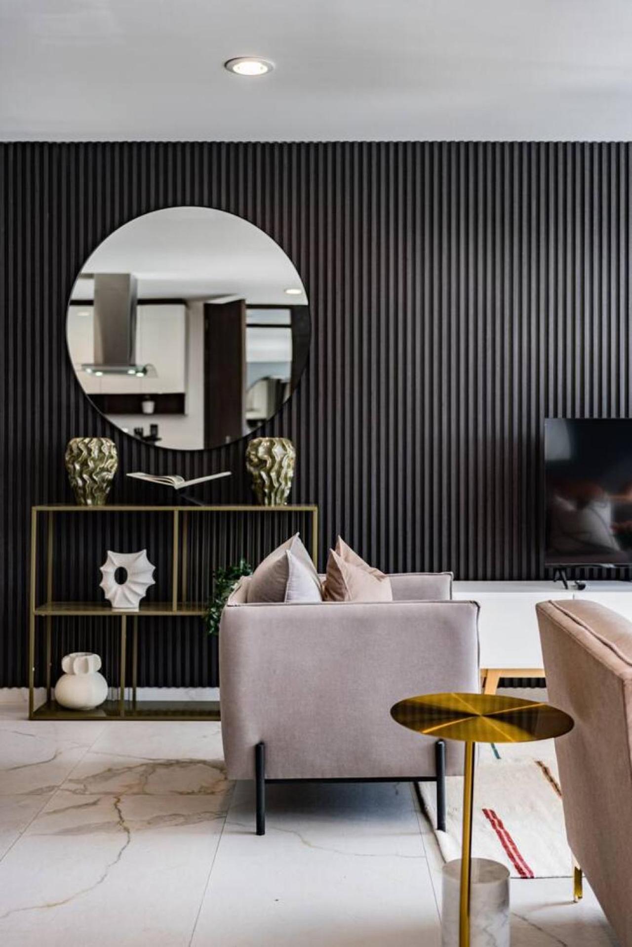 Urban Elegance With Balcony Views Mexico City