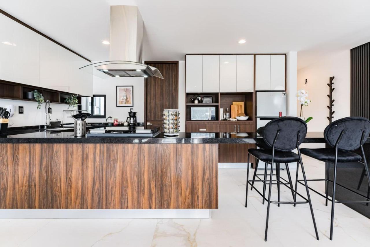 Urban Elegance With Balcony Views Apartment *