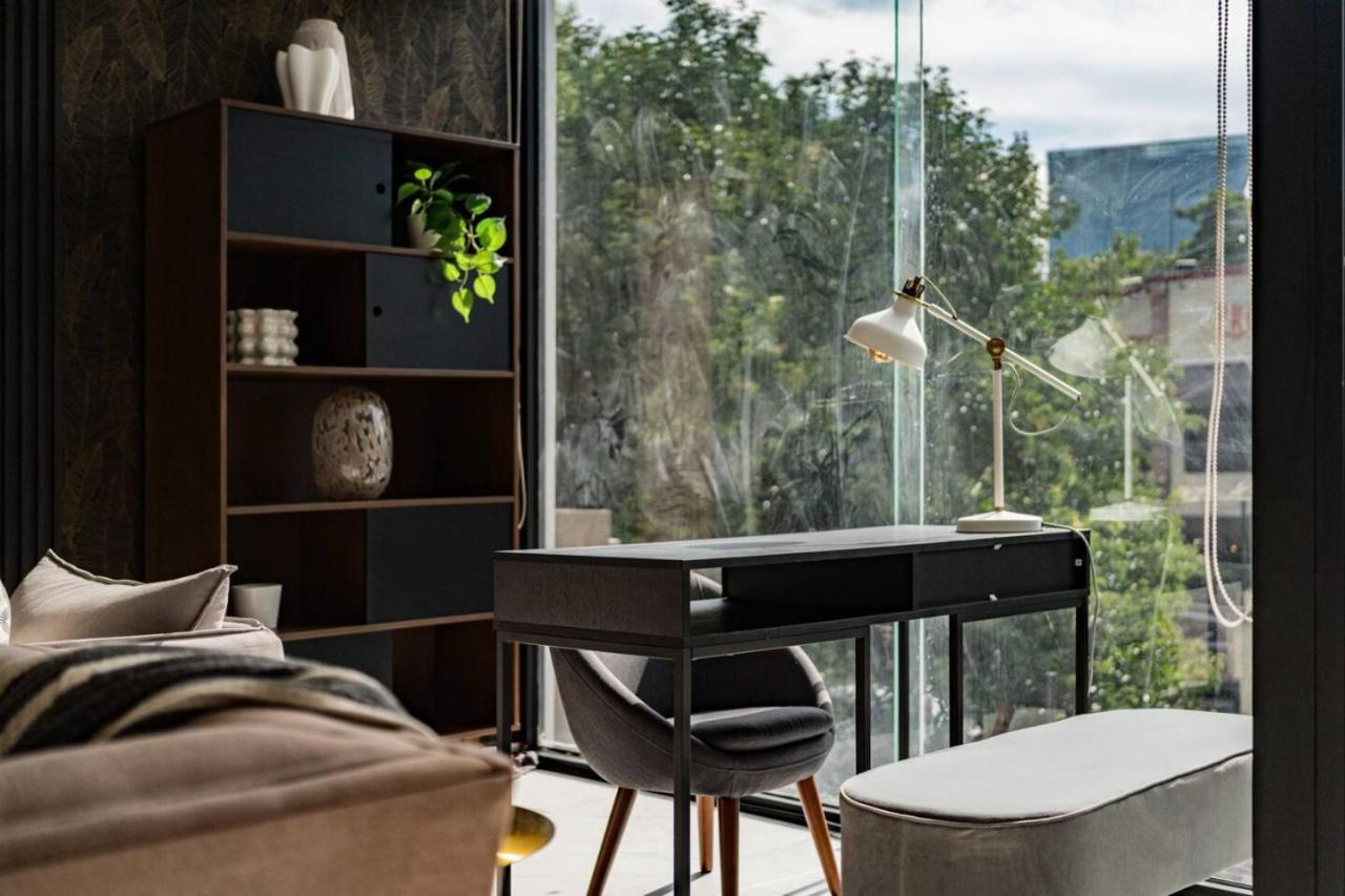 Urban Elegance With Balcony Views *